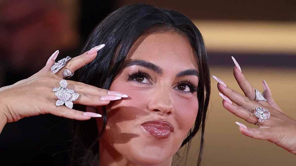 «أقل ما يمكن بعد 10 سنوات».. جورجينا رودريغيز تمزح بشأن خاتم خطوبتها من كريستيانو