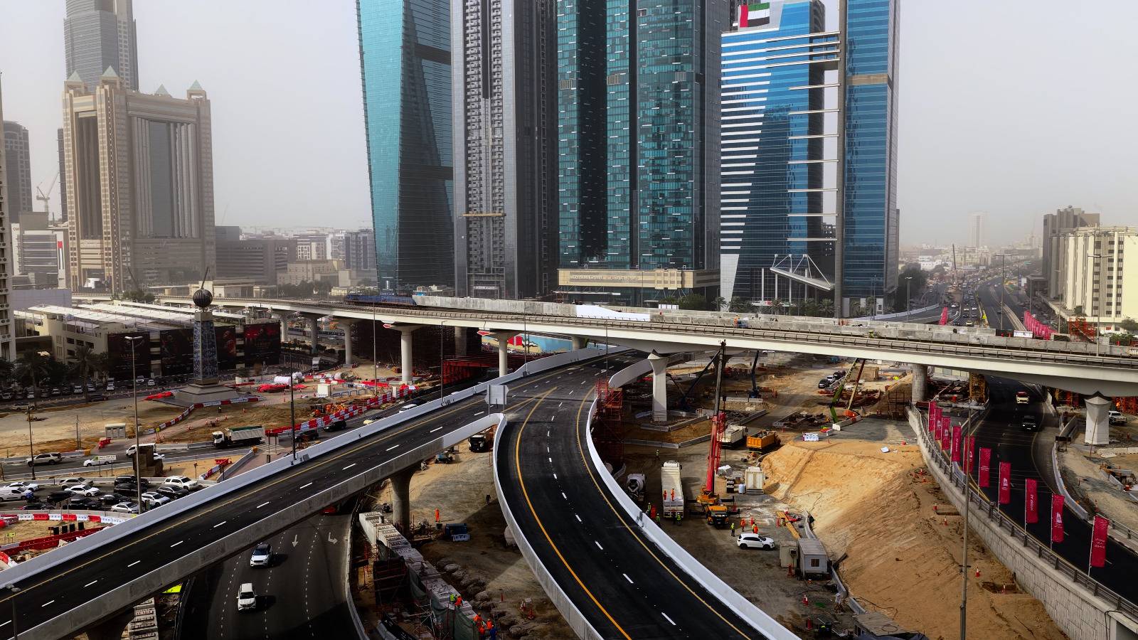 الجسران المنجزان يوفران 	انسيابية الحركة المرورية 	باتجاه شارعي الشيخ راشد و	المجلس 1