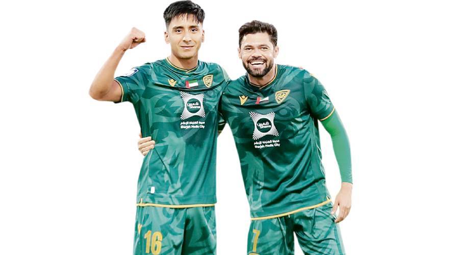 احتفالية لاعبي خورفكان لورينسي وبيدرو بافلوف