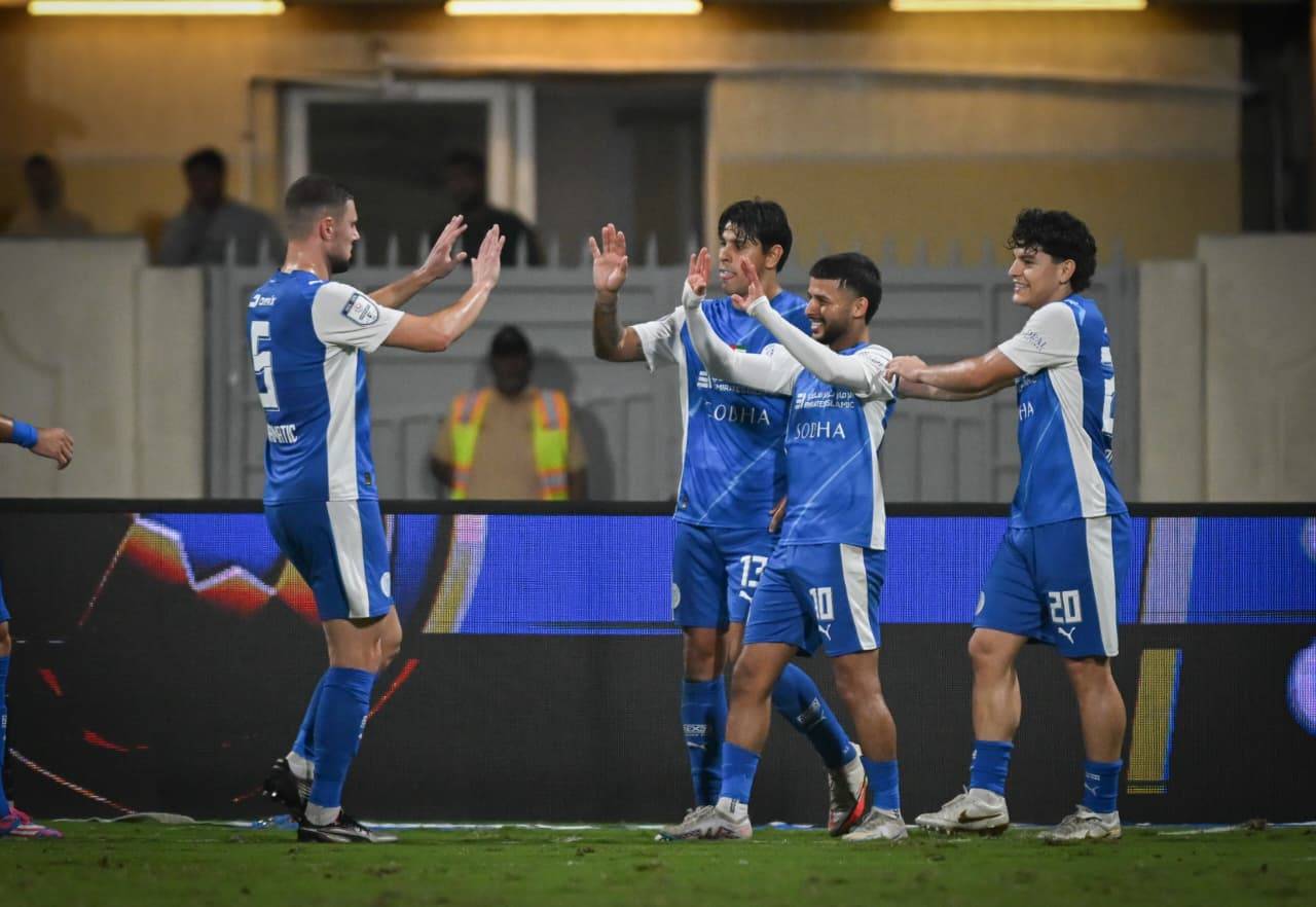 لاعبو النصر يحتفلون مع قائدي