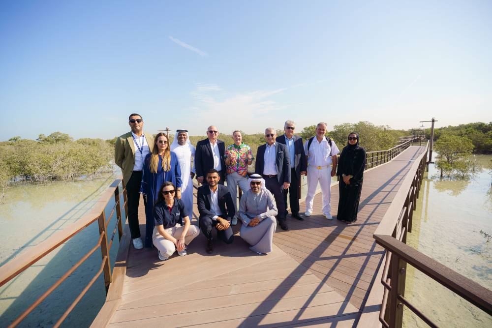 زراعة أشجار القرم في متنزه قرم الجبيل في جزيرة الجبيل