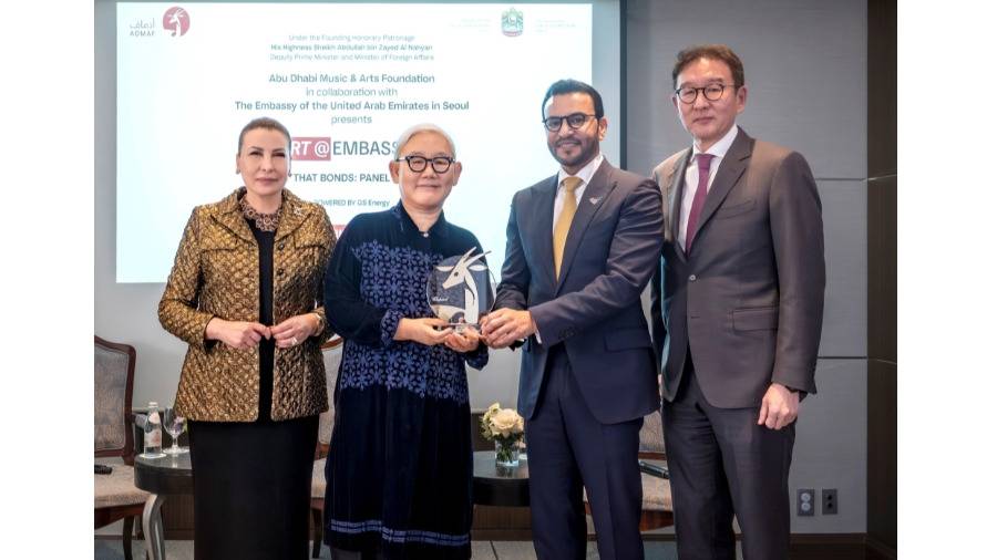 عبدالله النعيمي يكرم الفنانة الكورية بحضور هدى الخميس