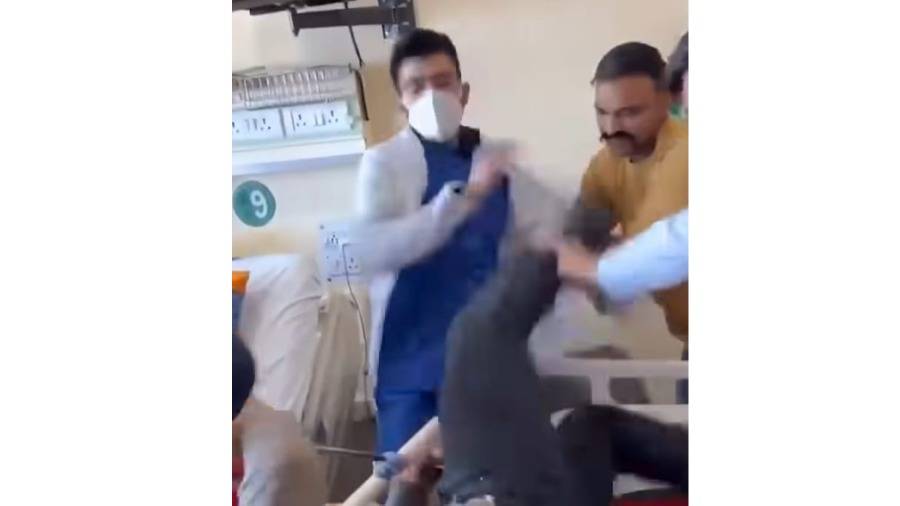 شجار عنيف بين طبيب ومريض في مستشفى بالهند (فيديو)