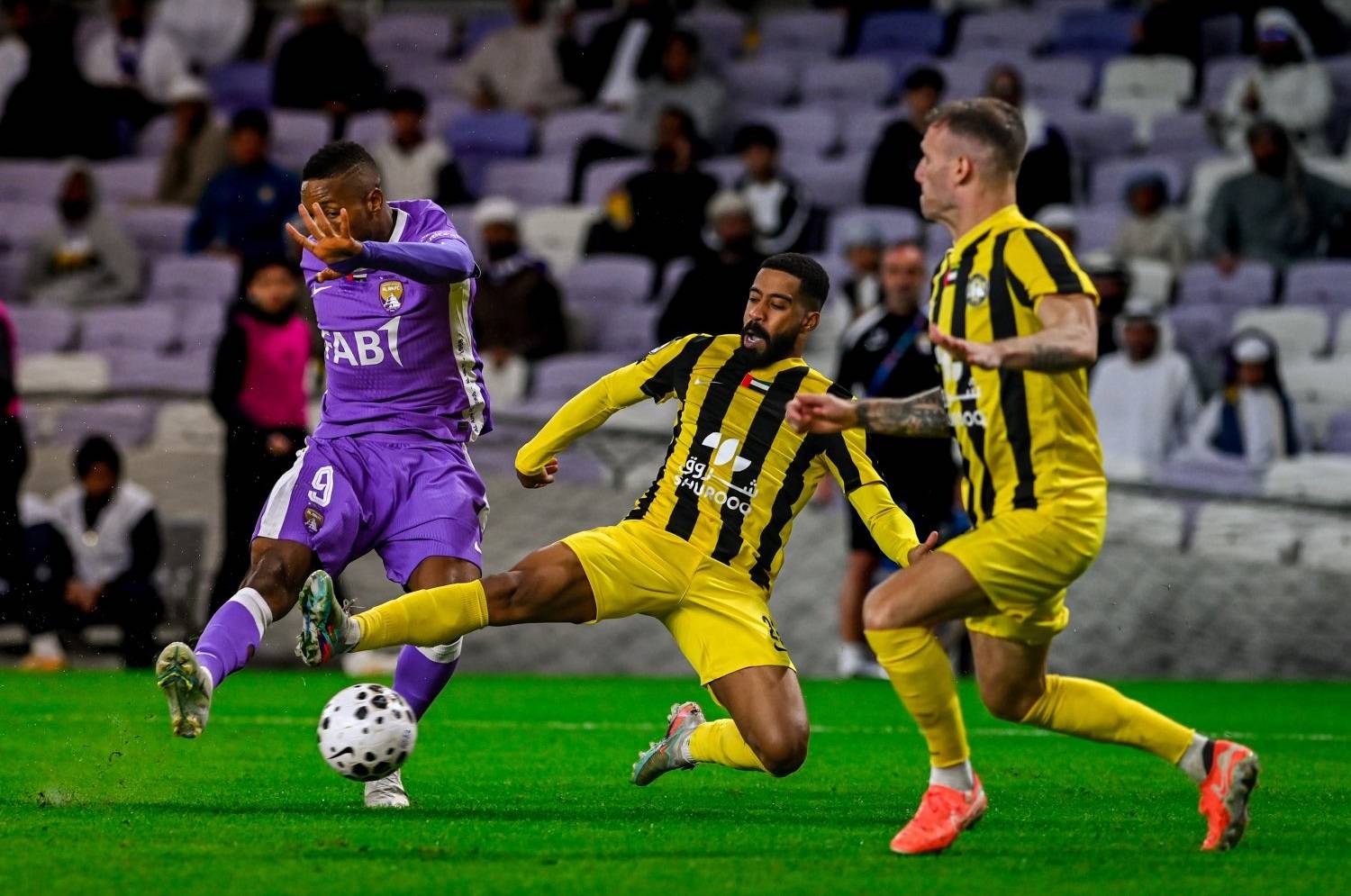 لابا يسدد ويسجل في مرمى كلباء