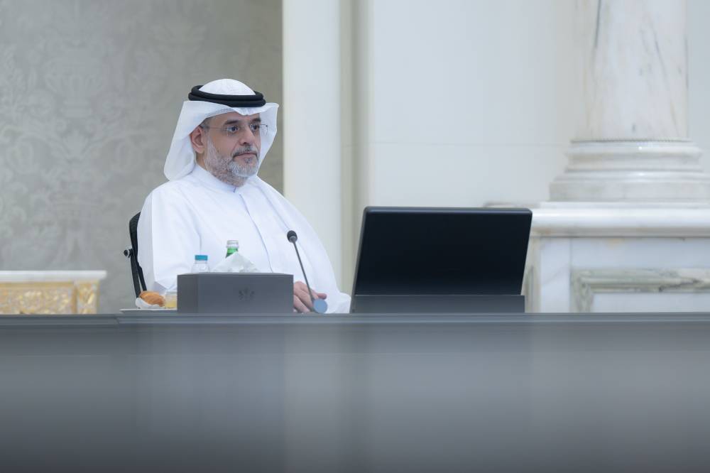 سلطان بن محمد مترئّساً الاجتماع