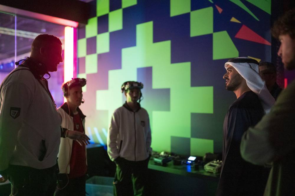 زايد بن محمد يستمع إلى شرح حول طبيعة المنافسات