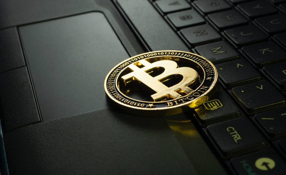 حبس امرأة وتعويض مستثمر ب 4.3 مليون درهم