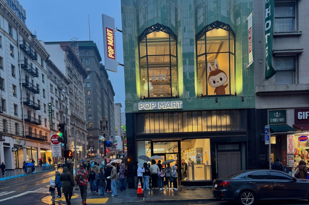 متسوقون أمام متجر يبيع دمية لابوبو في سان فرانسيسكو