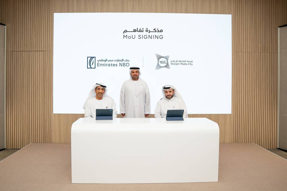 خلال توقيع مذكرة التفاهم بين ممثلين عن «شمس» و«الإمارات دبي الوطني»