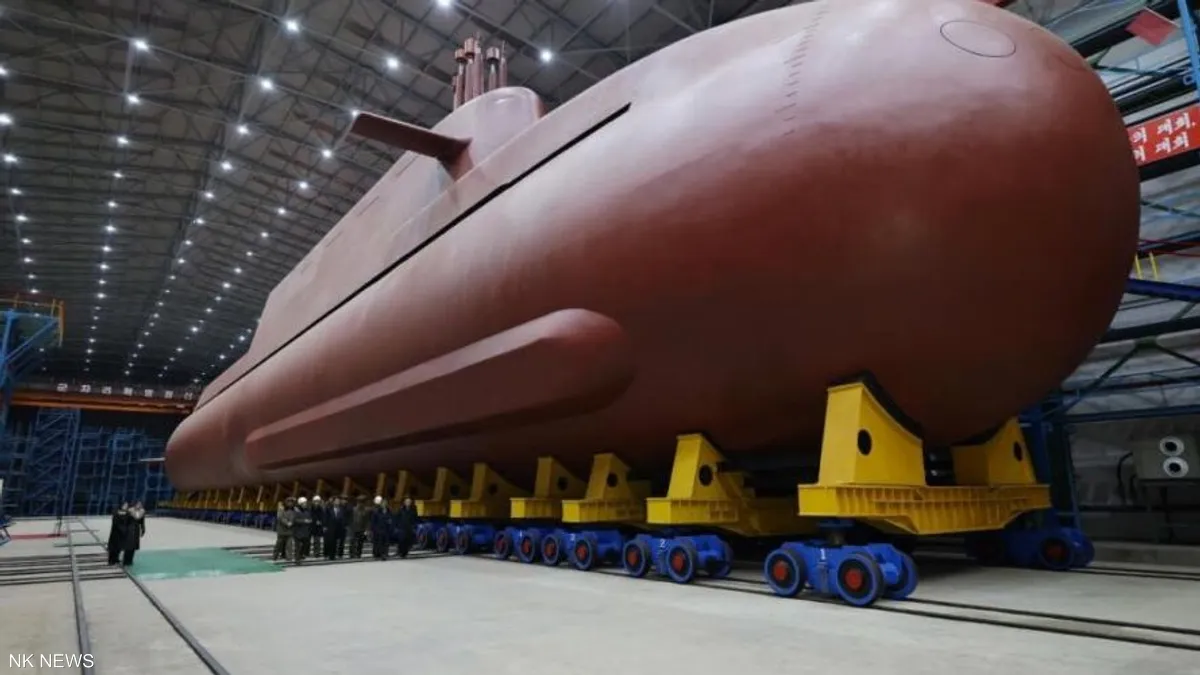 زعيم كوريا الشمالية يتفقد «غواصة نووية» ويشرف على اختبار صواريخ بعيدة المدى