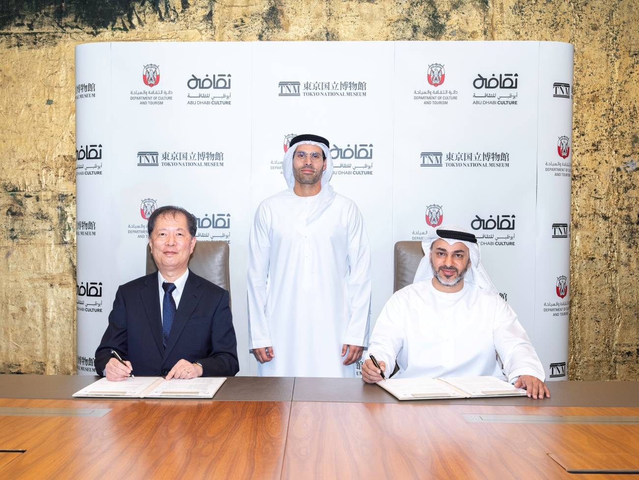 المبارك يشهد توقيع سعود الحوسني وماكوتو فوجيوارا مذكرة التفاهم