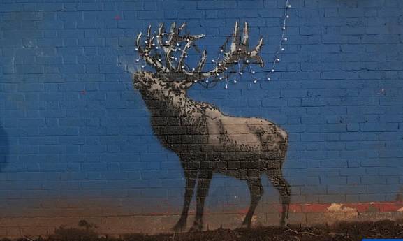 جدارية لغزال في ملعب مهجور تحمل بصمة بانكسي