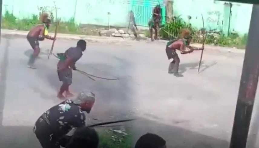 مواجهة بين قبيلتين بالأقواس والسهام والسيوف في بابوا غينيا