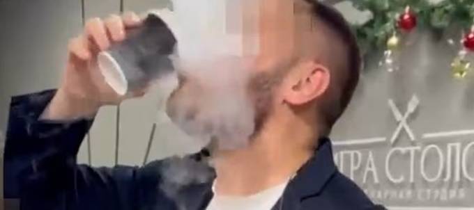 الشاب لحظة تناول المشروب