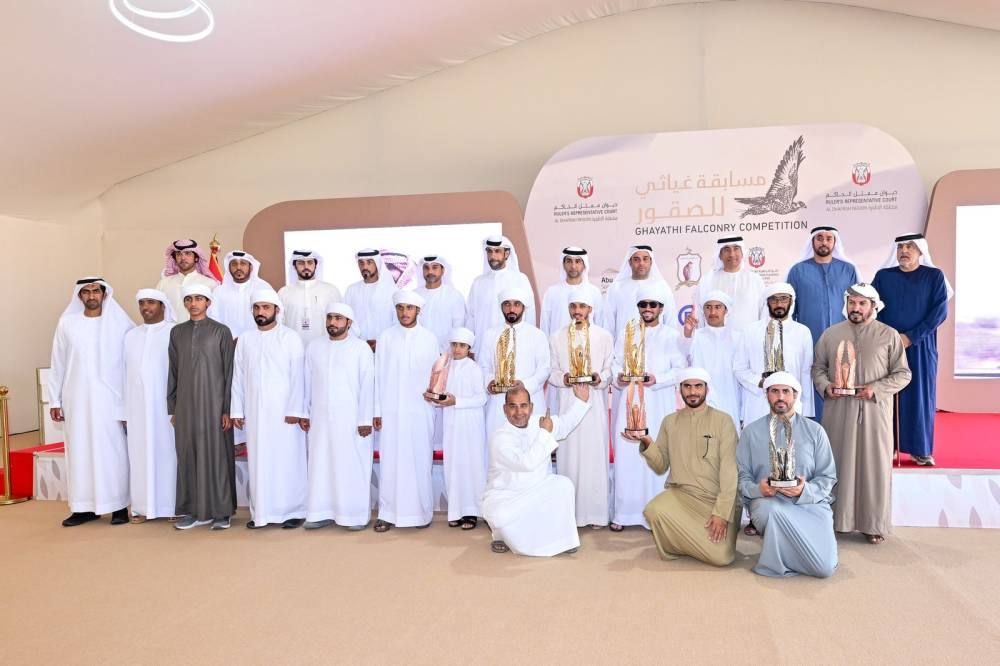 ناصر المنصوري يتوج الفائزين في «غياثي للصقور»