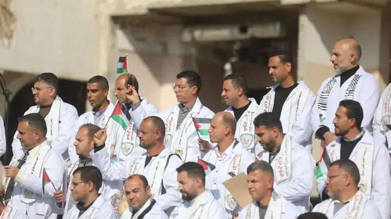 جانب من الأطباء الخريجين خلال الاحتفال بمستشفى الشفاء 