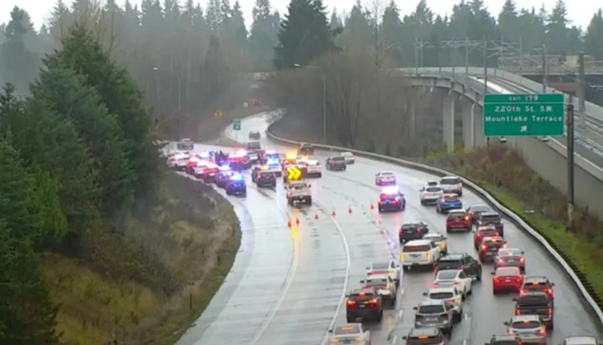 يعتدي على شرطية ويسرق سيارة الدورية في أمريكا