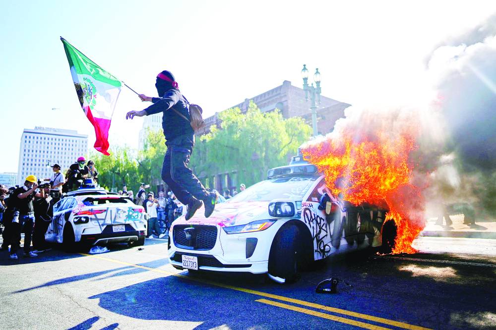 
مواجهات بين متظاهرين وقوات الشرطة الأمريكية 