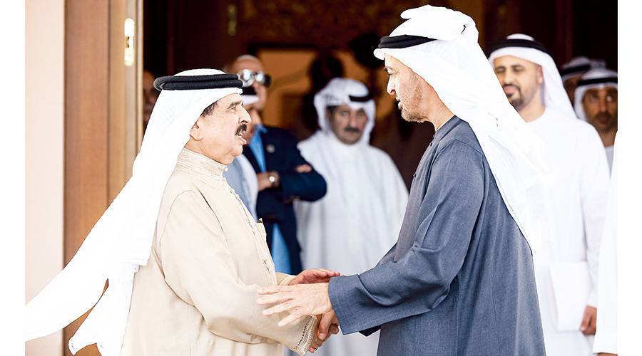 محمد بن زايد يصافح حمد بن عيسى وفي الصورة ذياب بن محمد
