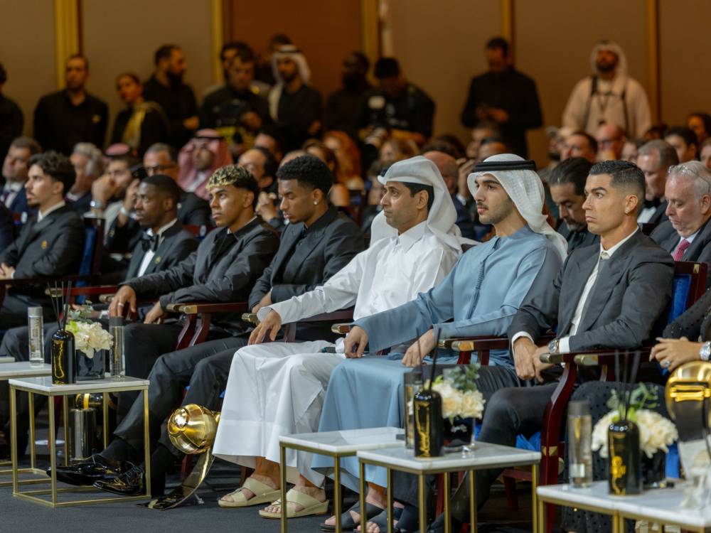 محمد بن راشد بن محمد يتوج ديمبيلي أفضل لاعب في العالم