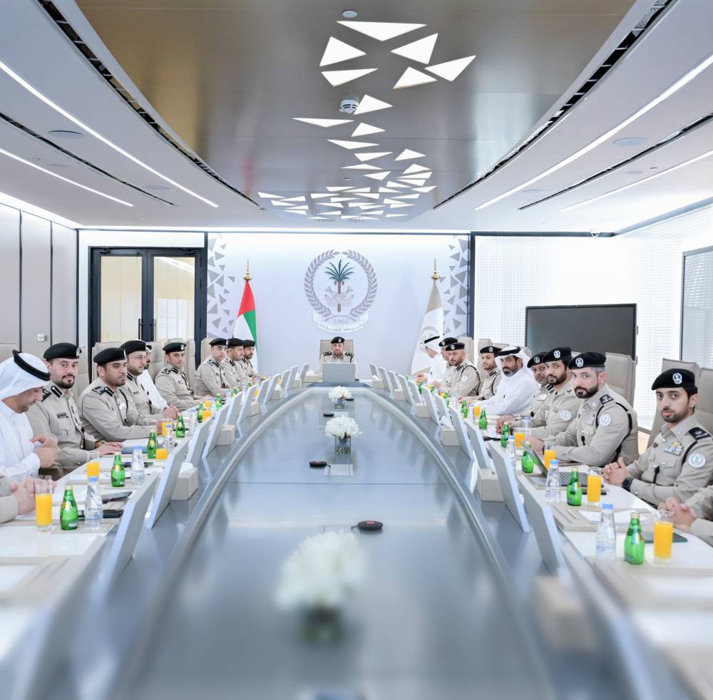 عبدالله بن عامر مترئّساً الاجتماع