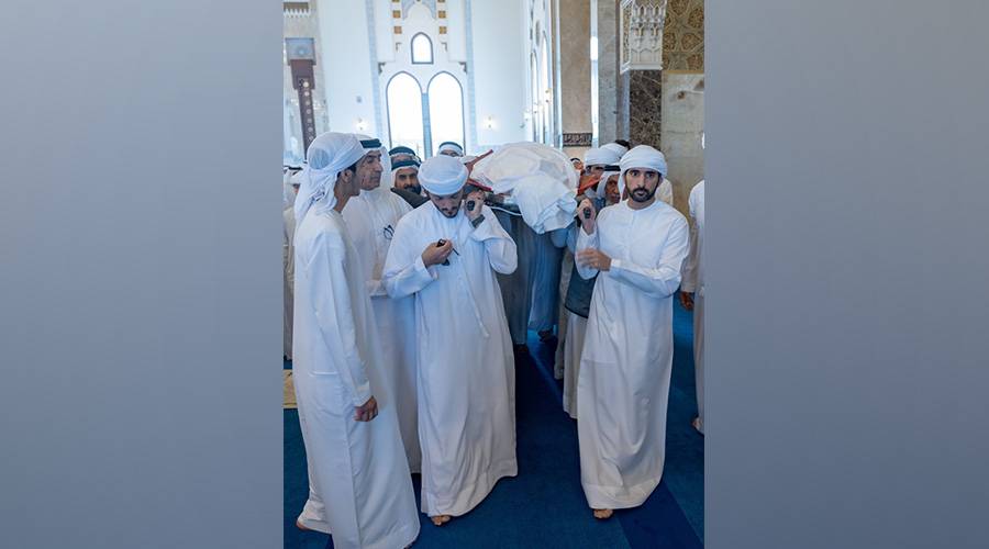 حمدان بن محمد يحضر تشييع جثمان محمد بن عبيد آل مكتوم