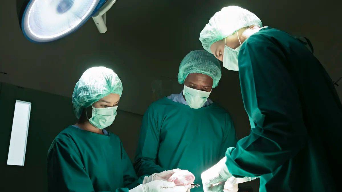 من زرع سن داخل العين إلى سمكة تفترس صياداً: أغرب 10 حالات طبية في 2025