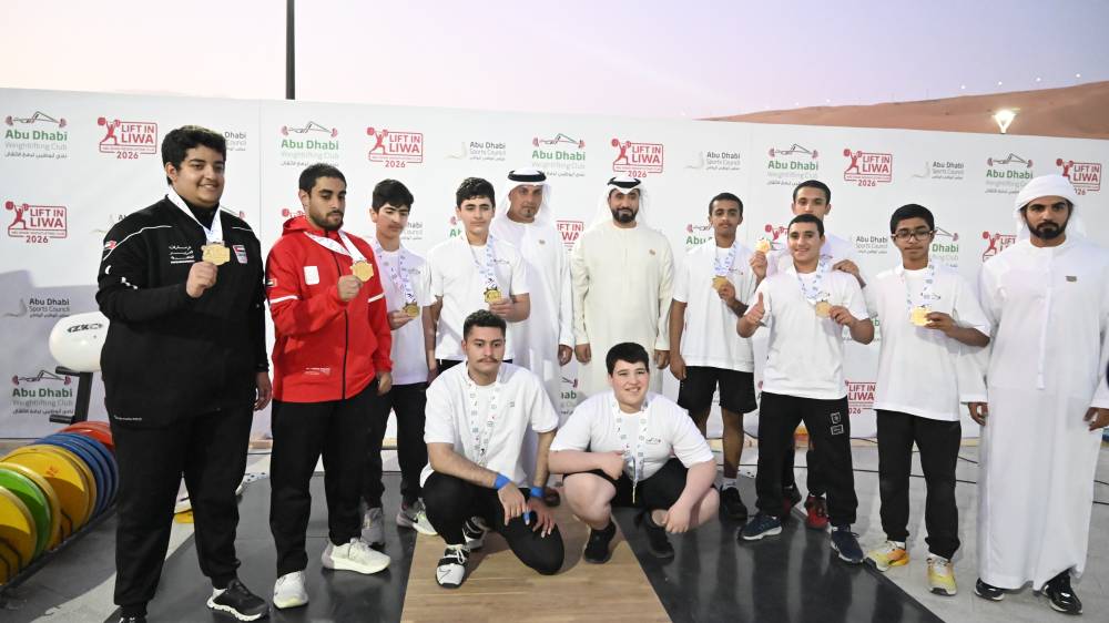 عيسى عمير المنصوري يتوسط الناشئين والشباب المتوجين