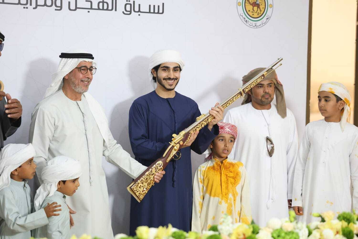 راشد بن حمدان بن محمد يتوج الفائزين
