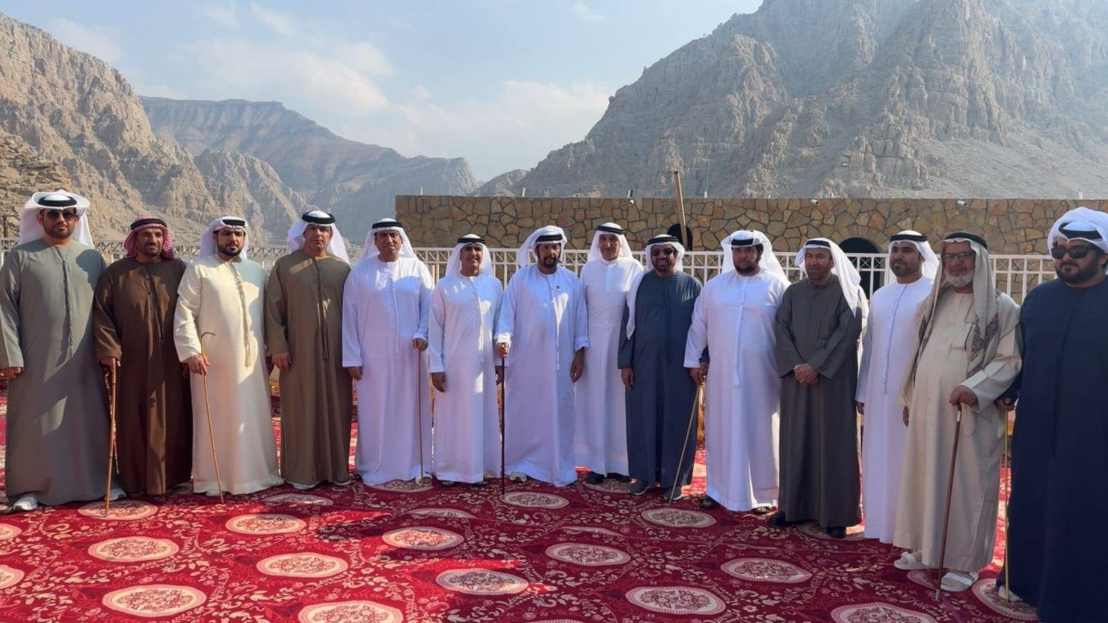 عمر بن صقر وسالم بن سلطان يتوسطان عدداً من الشخصيات