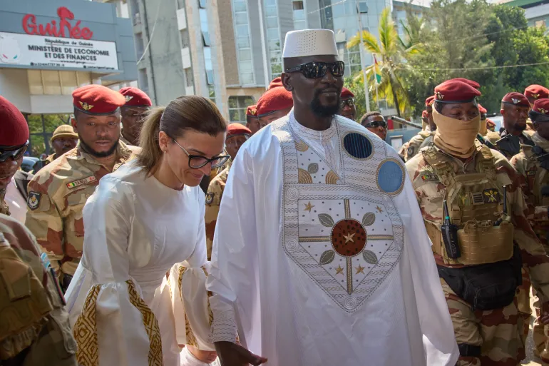 قائد المجلس العسكري في غينيا مامادي دومبويا يفوز بالرئاسة بنسبة ساحقة