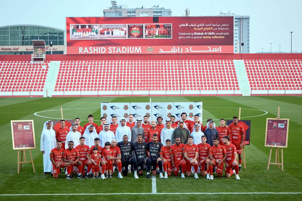 خليفة سليمان وطلال الشنقيطي ولاعبو شباب الأهلي ومسؤولو بريد الإمارات في لقطة تذكارية