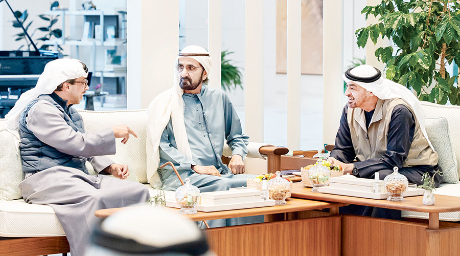  محمد بن زايد ومحمد بن راشد ومنصور بن زايد خلال اللقاء 