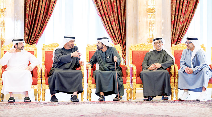  محمد بن زايد في حديث مع محمد بن راشد بحضور منصور بن زايد وحمدان بن محمد وعبدالله بن زايد 