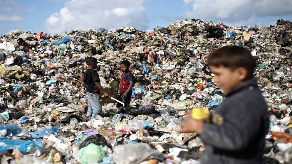 أطفال بين أكوام النفايات في غزة