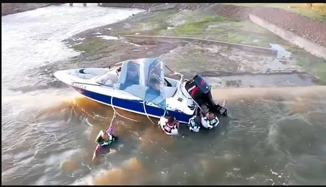 الرجال يمسكون بالقارب