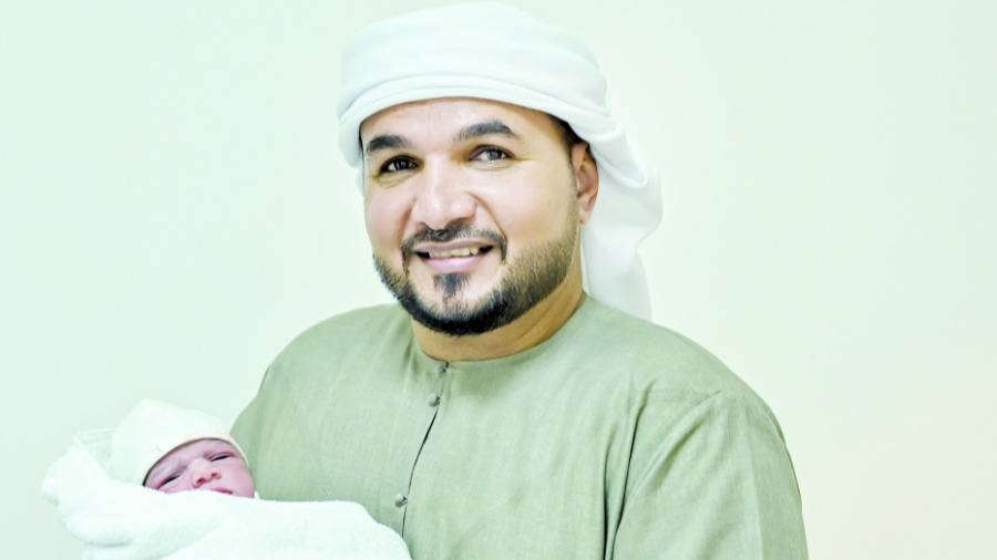 حمدان وفرحة كبيرة من الوالد