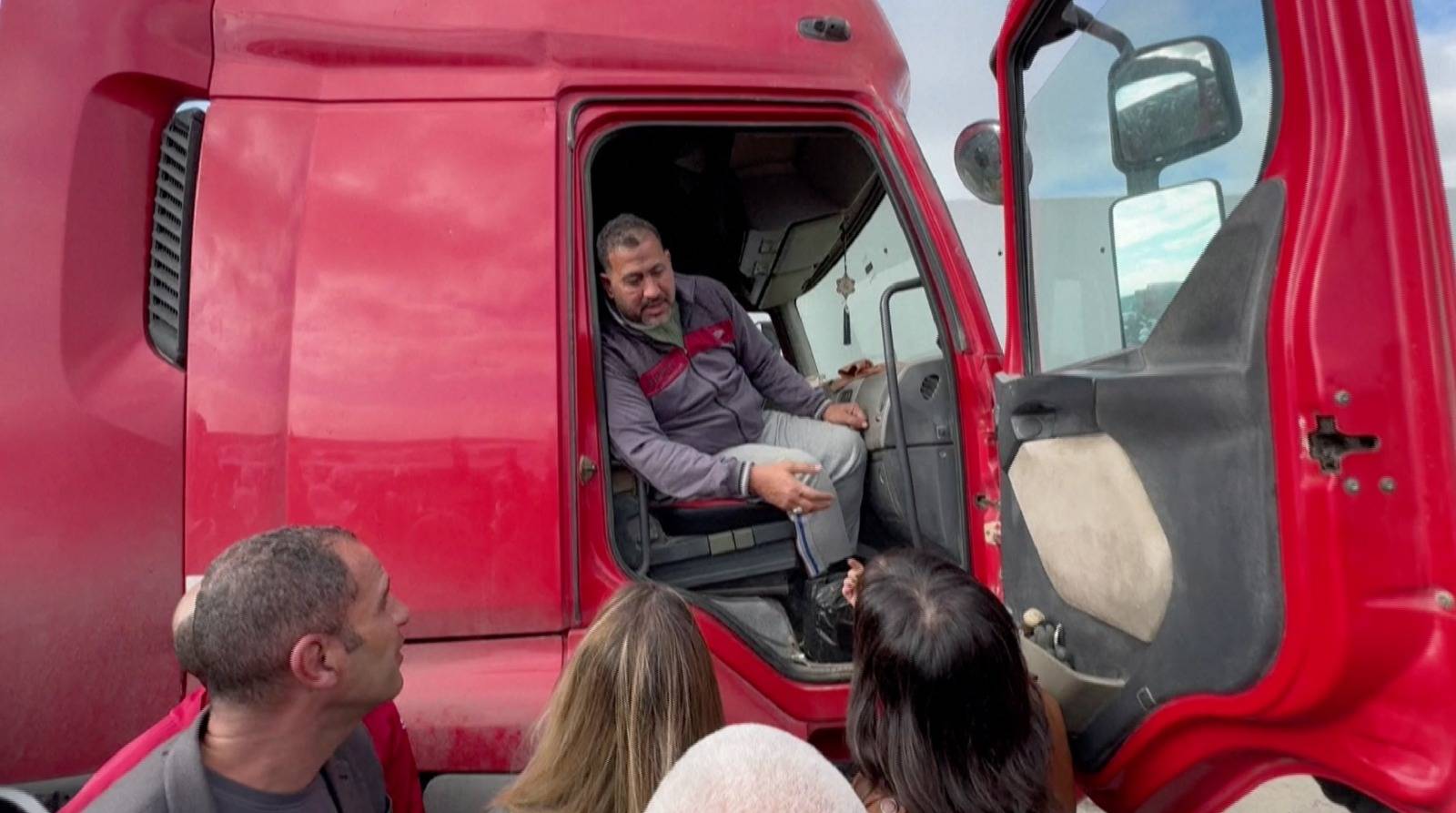 سائق مصري يوجه رسالة شجاعة لأنجلينا جولي بشأن مساعدات غزة (فيديو)