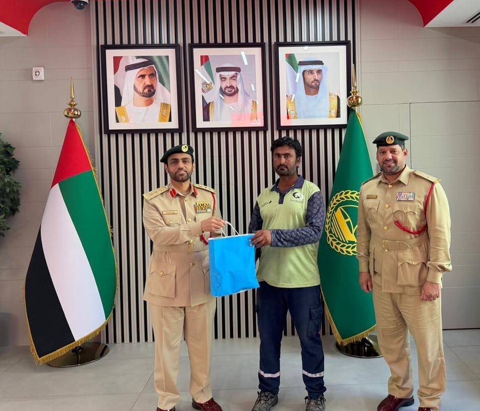 مركز شرطة حتا يكرم موظفاً لأمانته