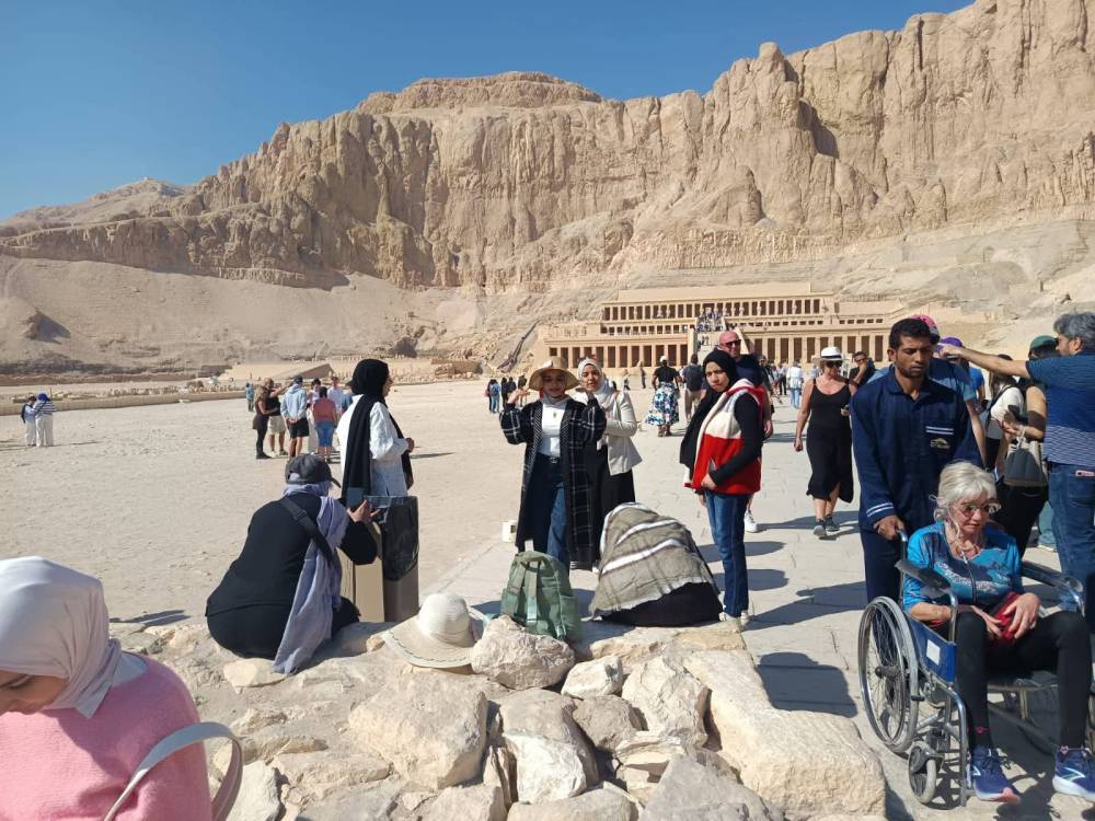 110 فتيات يستكشفن كنوز الحضارة في «وادي الملوك»