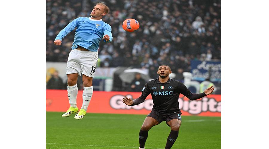 نابولي يحافظ على حظوظه في سباق اللقب بفوزه على لاتسيو في لقاء عاصف