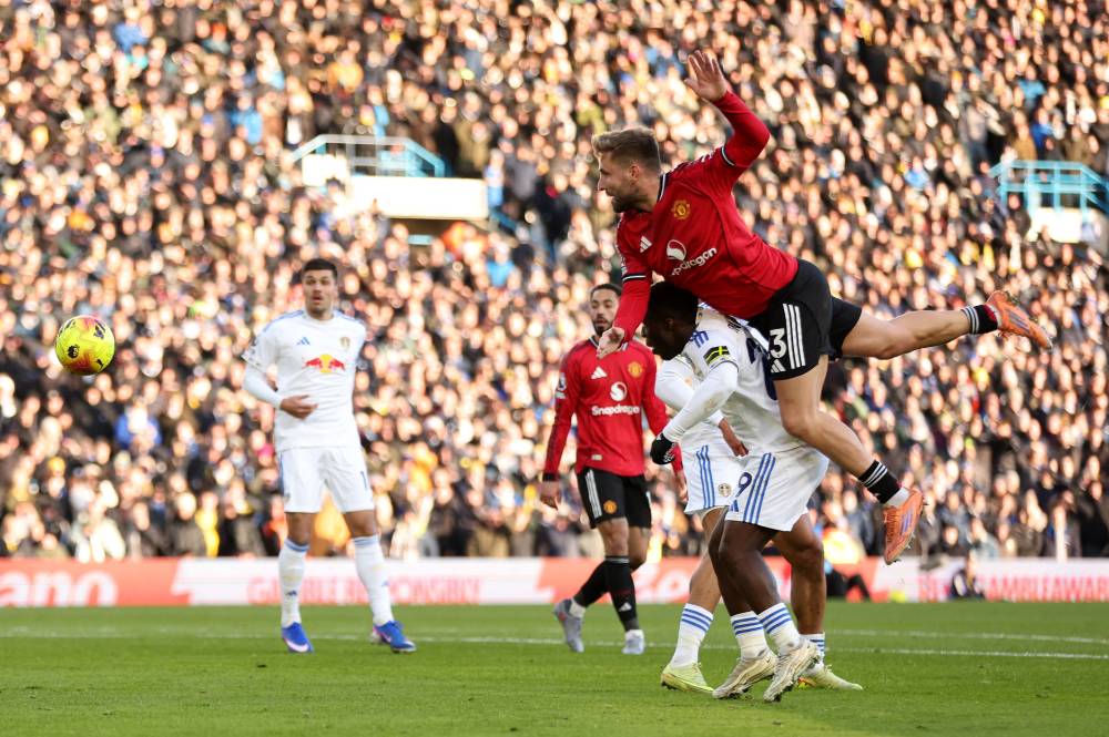 يونايتد يواصل نزيف النقاط بتعادله مع ليدز