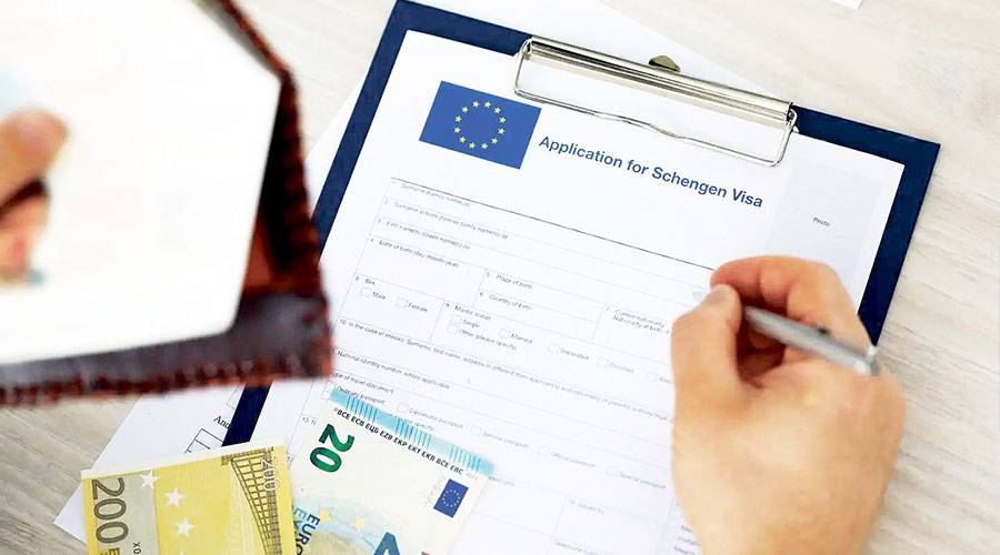 حسابات وهمية وسوق سوداء تبدّدان حلم «شنغن السريع»