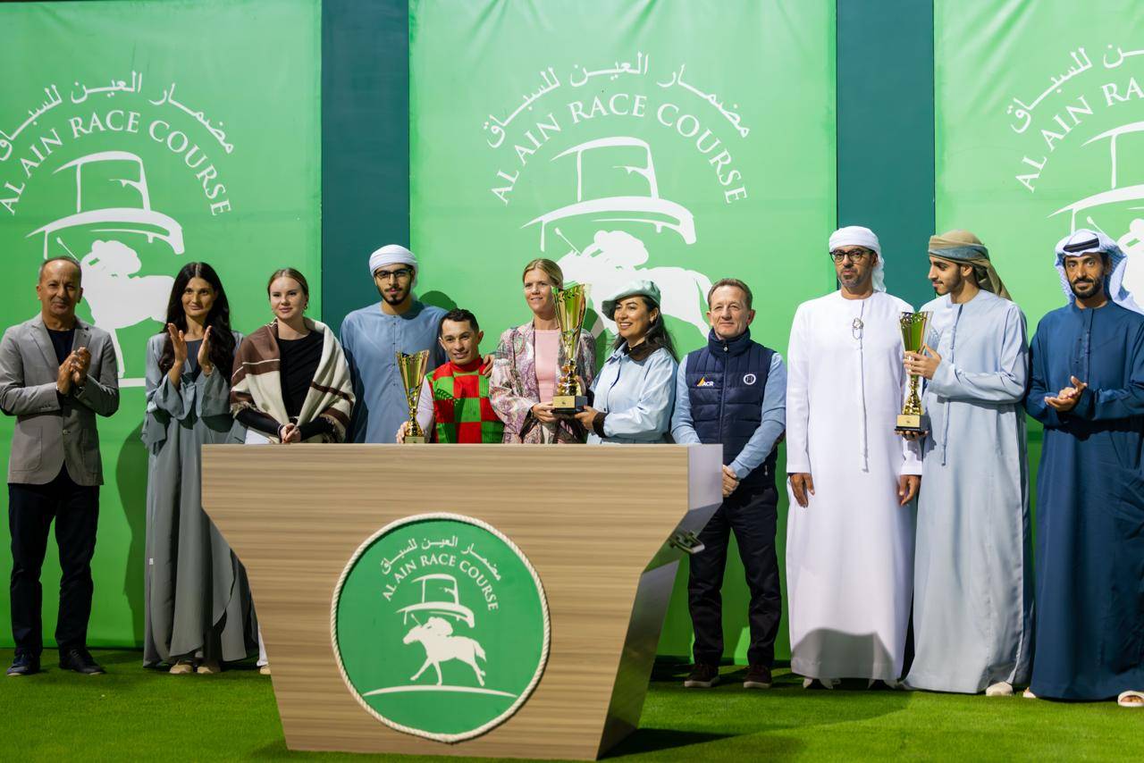 خلال تتويج الفائزين بعد فوز الجواد «طارق»