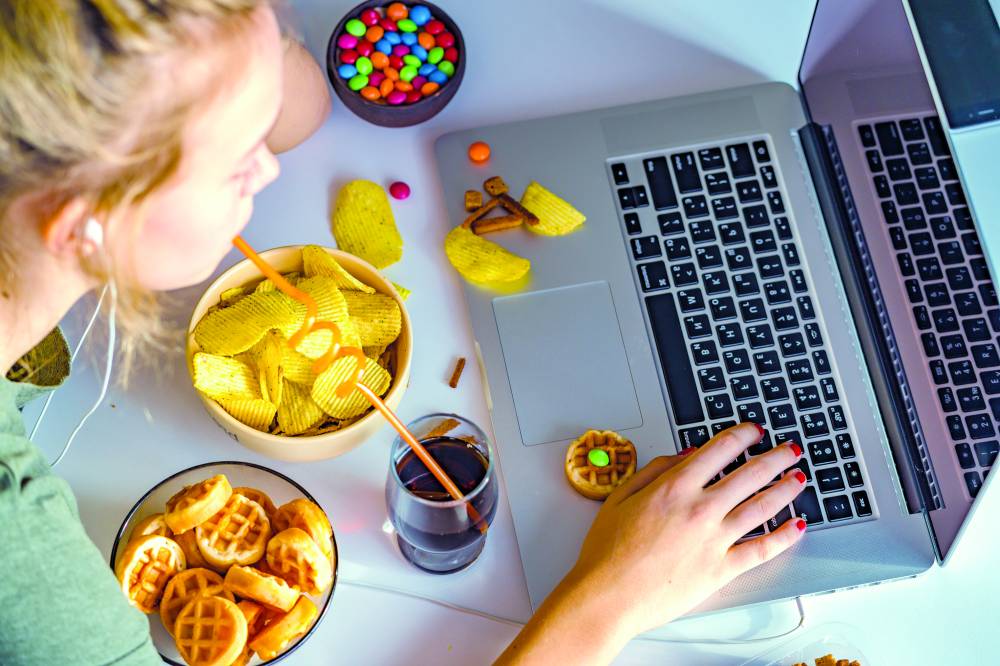 بريطانيا تمنع إعلانات الأطعمة غير الصحية نهاراً