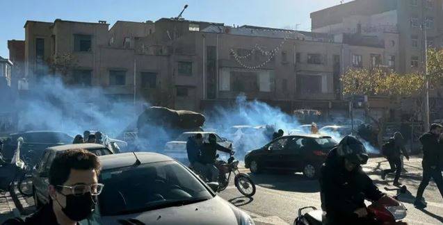 الرئيس الإيراني يطلب عدم تعرض أجهزة الأمن للمتظاهرين