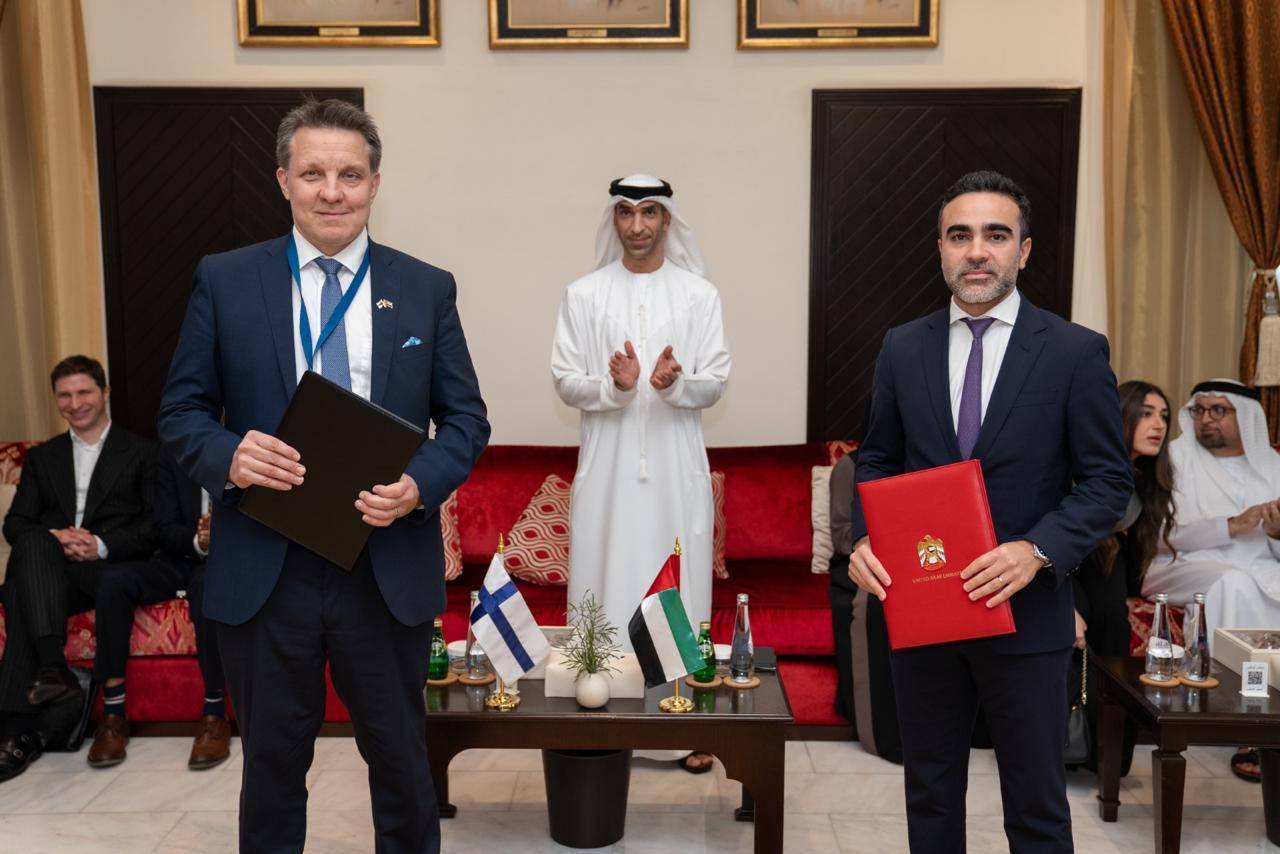 الزيودي خلال توقيع الاتفاقية 