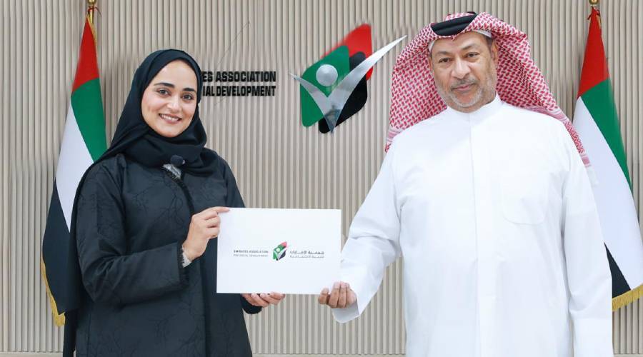 خلف بن عنبر يكرم منى حسن