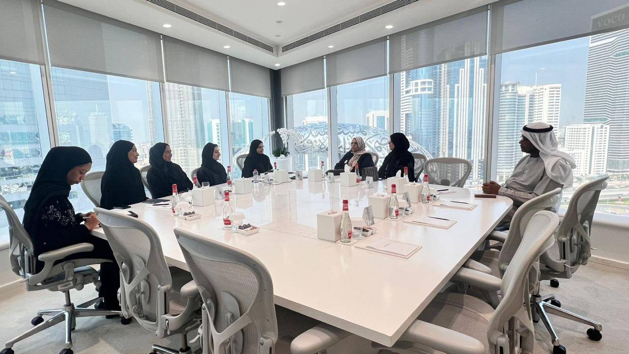 ممثلو المؤسسة والجمعية خلال اللقاء