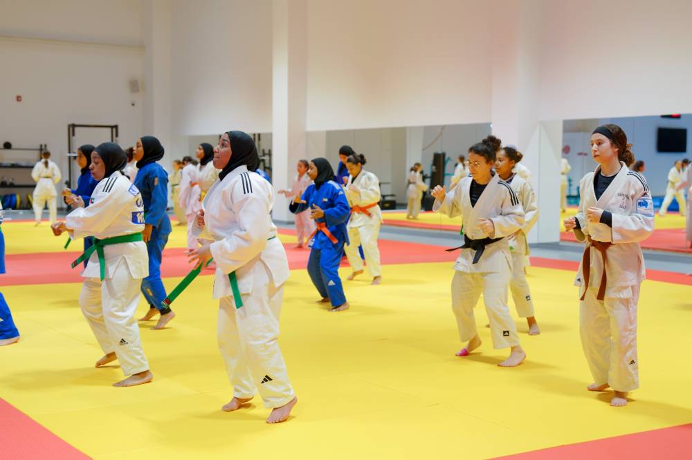 مشارِكات في المعسكر خلال حصة تدريبية